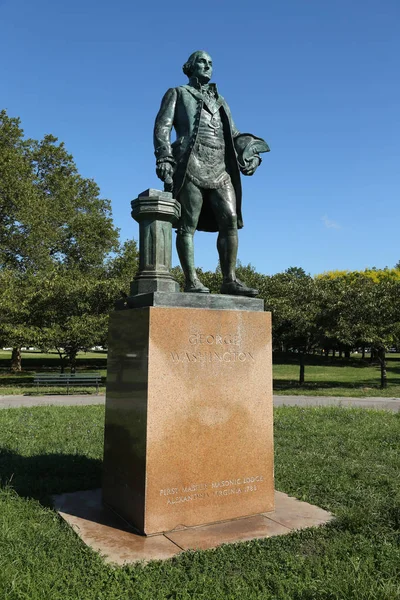 George Washington statue as Master Mason by sculptor by Donald De Lue at Flushing Meadows Corona Park — Stock Photo, Image