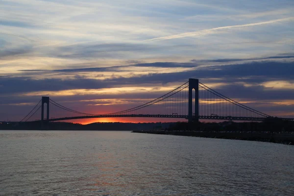 Pont Verrazano au coucher du soleil à New York — Photo
