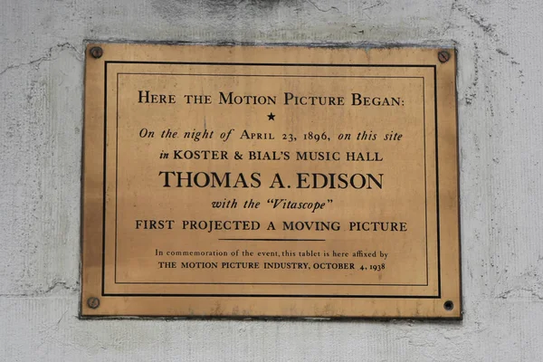 Memorial plaque in commemoration of first projected moving picture by Thomas Edison at  Macy's Herald Square on Broadway in Manhattan. — Stock Photo, Image