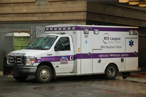 NYU Langone Medical Center Ambulance in midtown Manhattan — Stock Photo, Image