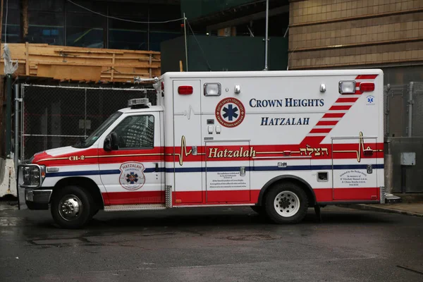 Crown Heights Hatzolah ambulance in midtown Manhattan — Stock Photo, Image