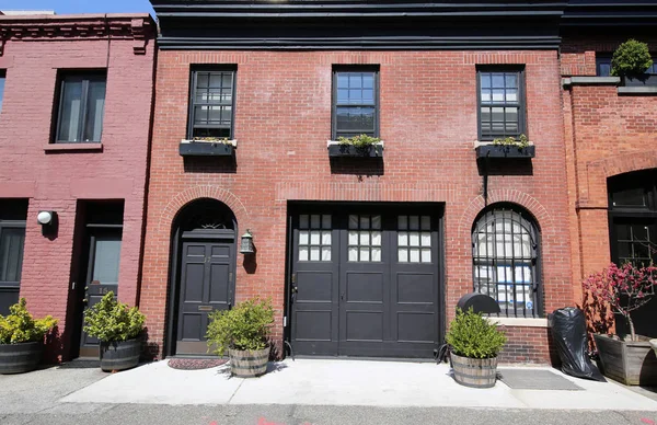 Brownstones en Grace Court Alley en Brooklyn Heights — Foto de Stock