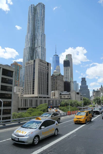 Traffic at the Brooklyn Bridge. — Stock Photo, Image