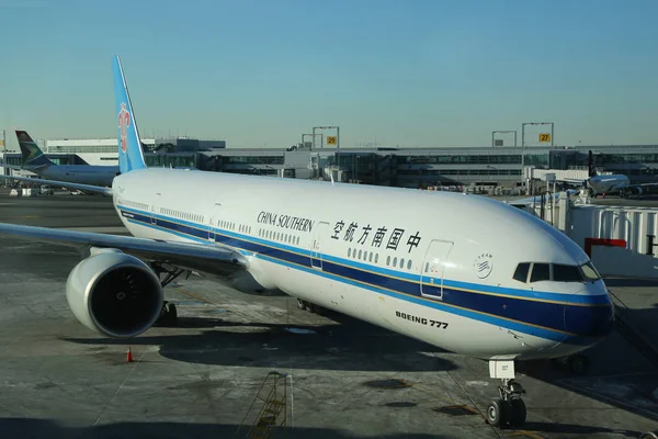 China Southern Boeing 777 on tarmac — Stock Photo, Image