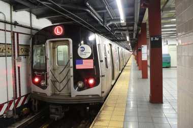 Manhattan'ın sekizinci Avenue istasyonunda NYC metro L tren geldiğinde