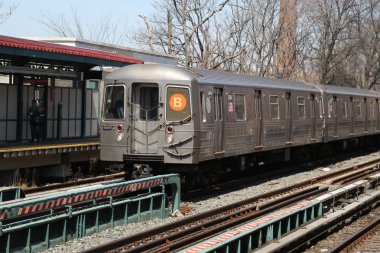 Brooklyn'de Avenue M istasyonunda NYC metro B tren geldiğinde
