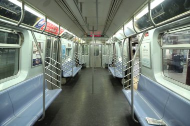 İçinde NYC metro vagonundan Manhattan'da Sekizinci Cadde istasyonu