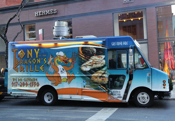 Tony ejderhanın ızgara gıda kamyon Midtown Manhattan'ın. — Stok fotoğraf