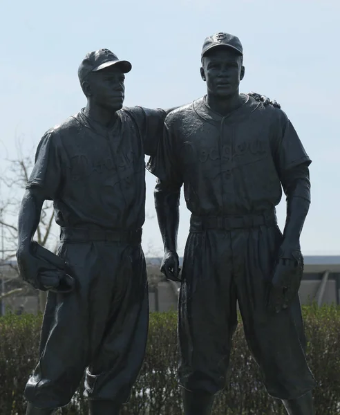 Jackie Robinson ve Pee Wee Reese heykeli Brooklyn'e Mcu basketbol sahası önünde — Stok fotoğraf