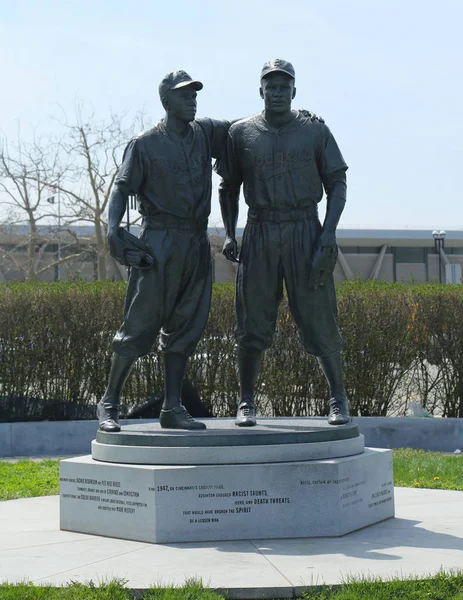 Estatua de Jackie Robinson y Pee Wee Reese frente al estadio de béisbol MCU en Brooklyn —  Fotos de Stock