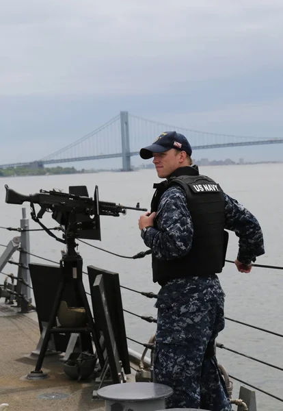 Oidentifierade Us-marinen att tillhandahålla säkerhet under flottan vecka 2015 i New York — Stockfoto