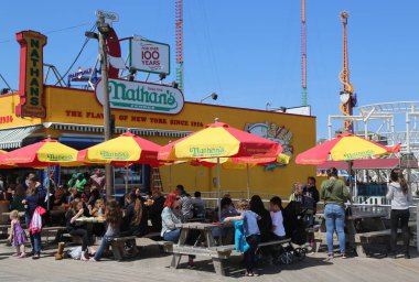 Nathan'ın orijinal Coney Island boardwalk Brooklyn'de restoranda