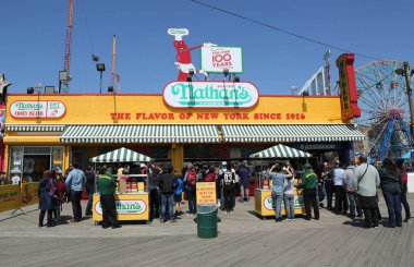 Nathan'ın orijinal Coney Island boardwalk Brooklyn'de restoranda