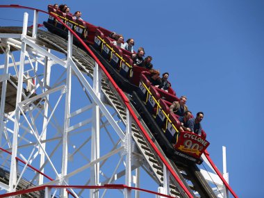 brooklyn, coney Island bölümündeki tarihsel Siklon lunapark treni