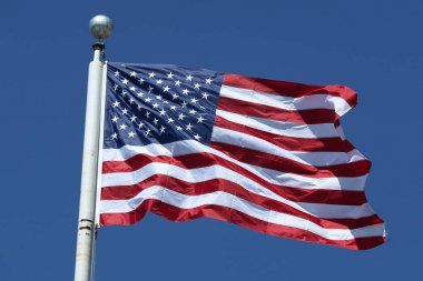 Amerikan bayrağı yüksekten uçuyor 