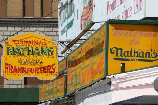 O sinal original do restaurante do Nathan em Coney Island, Nova Iorque — Fotografia de Stock