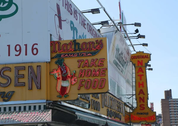 Nathan'ın orijinal Restoran işareti coney Island, new york — Stok fotoğraf