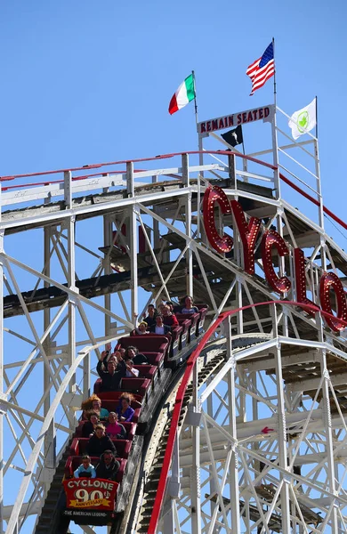 Historyczne cyklon roller coaster w sekcji coney island z Brooklynu — Zdjęcie stockowe