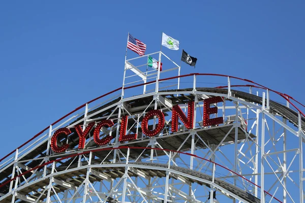 Monument historique Cyclone montagnes russes dans la section de Coney Island de Brooklyn — Photo