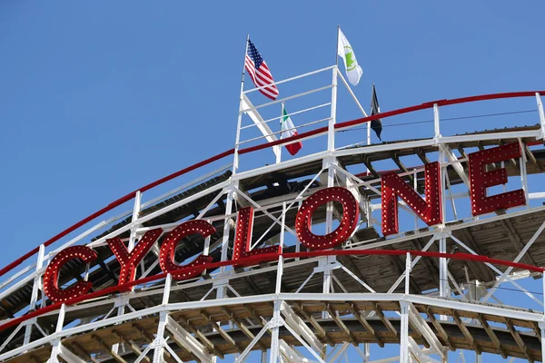 Brooklyn, coney Island bölümündeki tarihsel Siklon lunapark treni — Stok fotoğraf