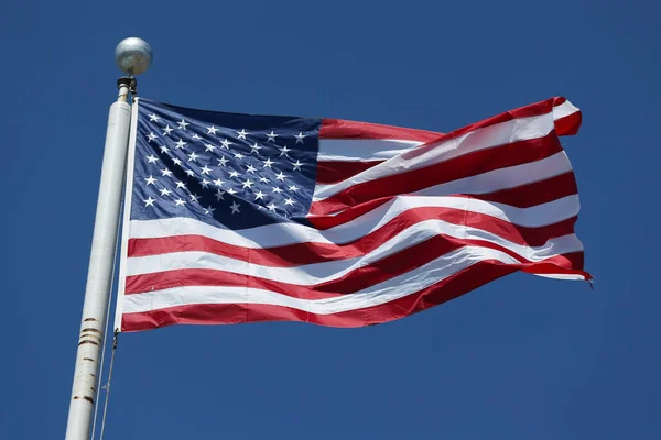 Amerikansk flag flyver højt - Stock-foto
