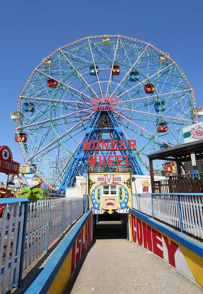 Wonder kolečko v zábavním parku coney island. — Stock fotografie