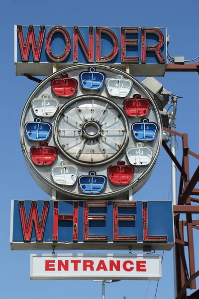 Roda Maravilha no parque de diversões Coney Island . — Fotografia de Stock