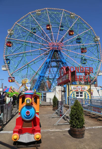 Rueda Maravilla en el parque de atracciones Coney Island . —  Fotos de Stock