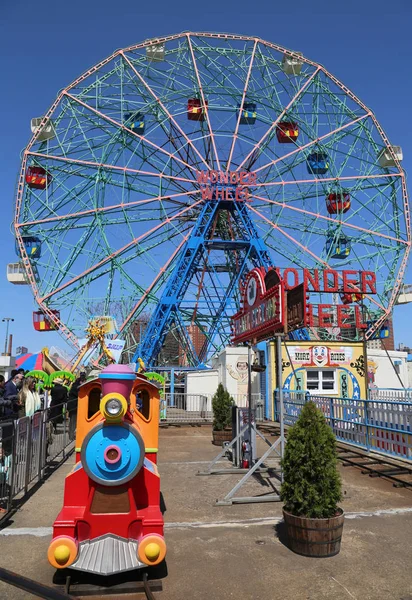 Koło w parku rozrywki coney island. — Zdjęcie stockowe