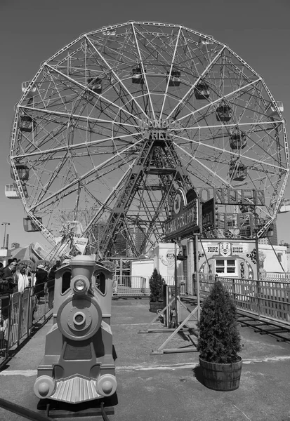 Wonder wheel på nöjesparken coney island. — Stockfoto