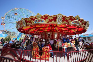  Çocuklar ve yetişkinler Coney Island atlıkarınca Coney Island Boardwalk Brooklyn'de Luna Park binmek