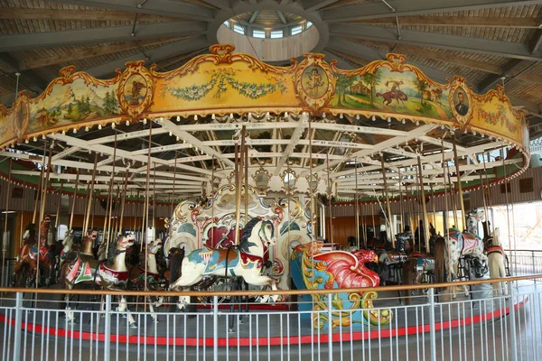 Cavalos em um carrossel tradicional de B & B no histórico Coney Island Boardwalk em Brooklyn — Fotografia de Stock