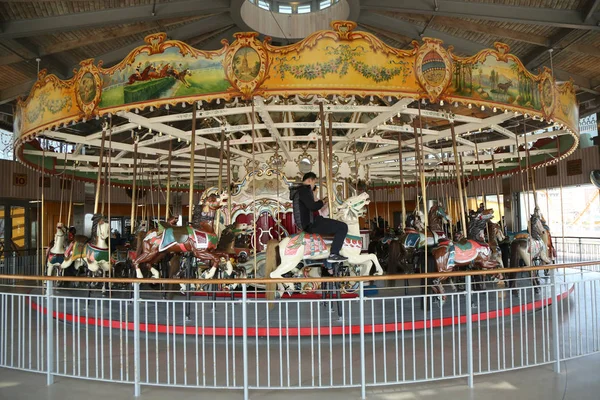 Turiștii merg la caruselul istoric B & B la Coney Island Boardwalk în Brooklyn . — Fotografie, imagine de stoc