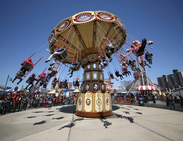 Lynns trapets swing karusell i Coney Island Luna Park. — Stockfoto