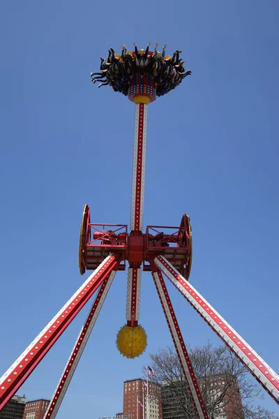 Passeio de emoção Luna 360 em Coney Island Luna Park — Fotografia de Stock