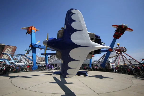 Αέρα αγώνα βόλτα στο coney island λούνα παρκ — Φωτογραφία Αρχείου