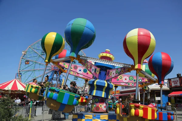 Çocuklar binmek, coney Island luna Parkı — Stockfoto