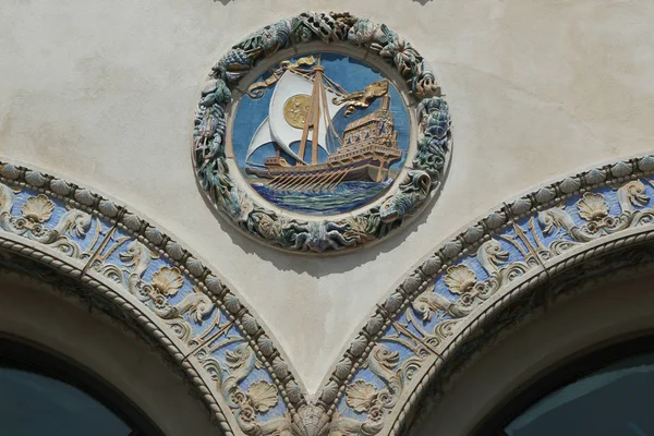 L'ornementation extérieure colorée en terre cuite sur le bâtiment historique Childs Restaurants — Photo