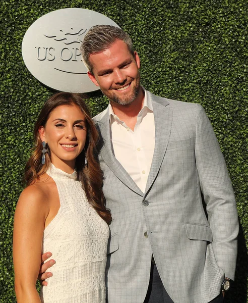 El vendedor de bienes raíces estadounidense y estrella de reality television Ryan Serhant (R) y Emilia Bechrakis asisten a la ceremonia de apertura del US Open 2016 — Foto de Stock