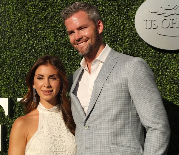 El vendedor de bienes raíces estadounidense y estrella de reality television Ryan Serhant (R) y Emilia Bechrakis asisten a la ceremonia de apertura del US Open 2016 — Foto de Stock