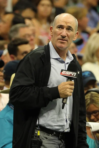El analista de ESPN Brad Gilbert comenta el partido en el US Open 2016 en el Billie Jean King National Tennis Center de Nueva York —  Fotos de Stock