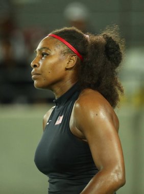 İki maç Rio 2016 Olimpiyat Oyunları Olimpiyat Şampiyonu Serena Williams Amerika Birleşik Devletleri içinde hareket Tekler sırasında yuvarlak 