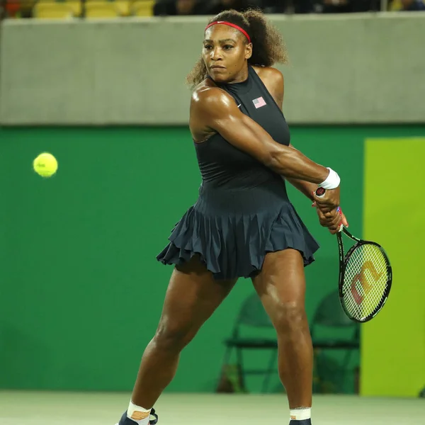 Olympiasiegerin Serena Williams von den Vereinigten Staaten in Aktion während ihres Einzel-Zweitrundenspiels der Olympischen Spiele 2016 in Rio — Stockfoto