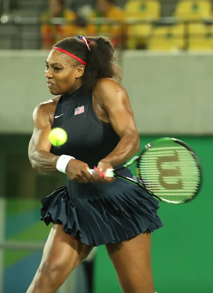 La campeona olímpica Serena Williams de Estados Unidos en acción durante su segunda ronda individual de los Juegos Olímpicos de Río 2016 — Foto de Stock