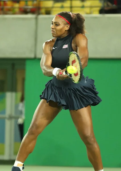İki maç Rio 2016 Olimpiyat Oyunları Olimpiyat Şampiyonu Serena Williams Amerika Birleşik Devletleri içinde hareket Tekler sırasında yuvarlak — Stok fotoğraf