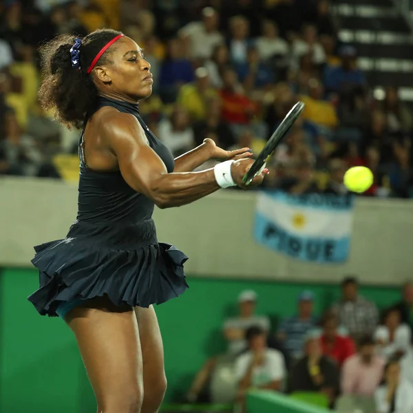 İki maç Rio 2016 Olimpiyat Oyunları Olimpiyat Şampiyonu Serena Williams Amerika Birleşik Devletleri içinde hareket Tekler sırasında yuvarlak — Stok fotoğraf