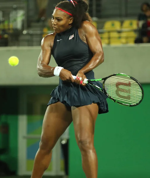 La campeona olímpica Serena Williams de Estados Unidos en acción durante su segunda ronda individual de los Juegos Olímpicos de Río 2016 — Foto de Stock