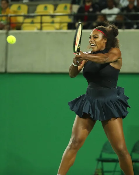La championne olympique Serena Williams des États-Unis en action lors de sa deuxième ronde de simple des Jeux Olympiques de Rio 2016 — Photo