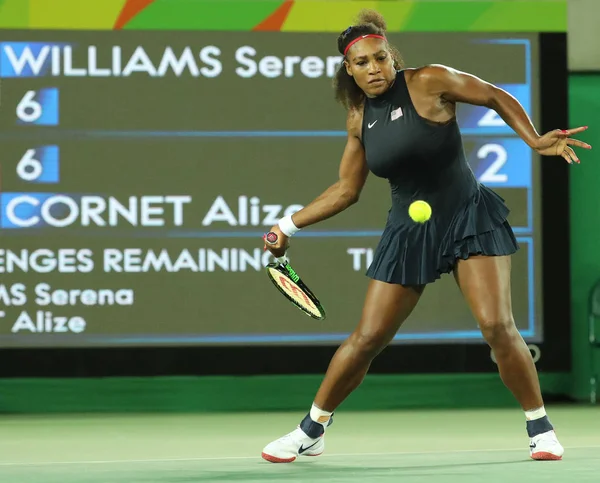 Olympiasiegerin Serena Williams von den Vereinigten Staaten in Aktion während ihres Einzel-Zweitrundenspiels der Olympischen Spiele 2016 in Rio — Stockfoto