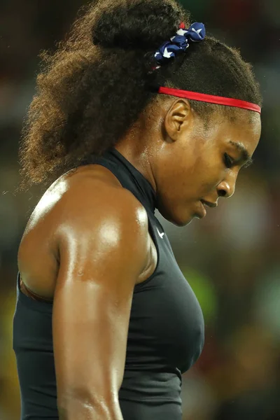 La campeona olímpica Serena Williams de Estados Unidos en acción durante su segunda ronda individual de los Juegos Olímpicos de Río 2016 —  Fotos de Stock